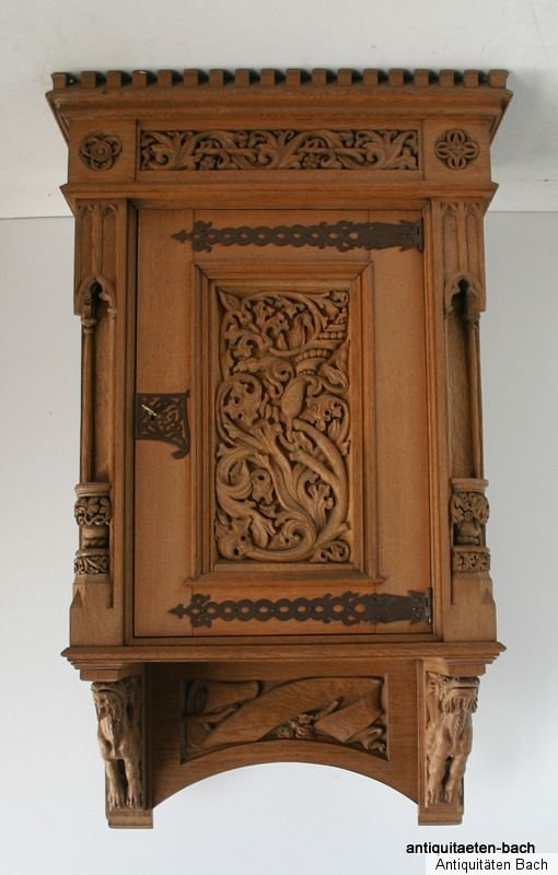 gotischer Hängeschrank, Eichenholz, Schnitzereien, Eisenbeschlag, sig