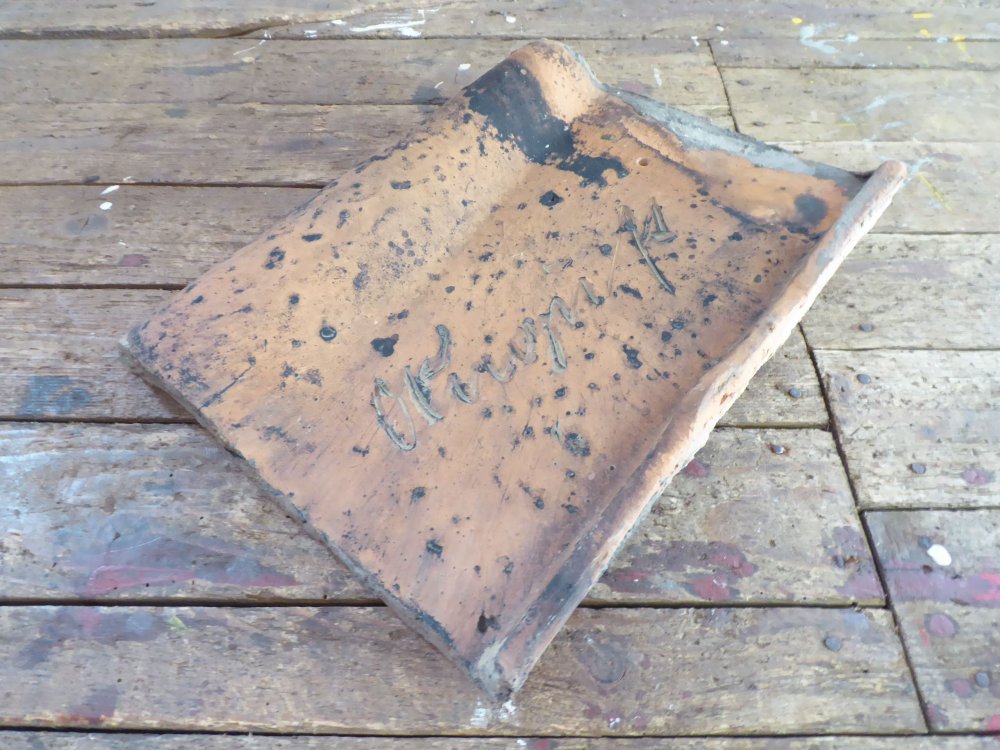 Antiker Dachziegel Krempziegel Feierabendziegel geritzt um 1880