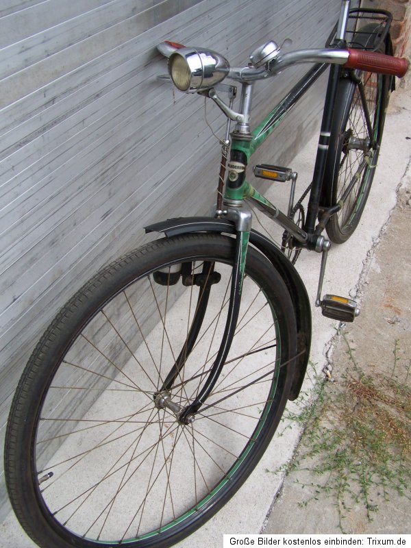 Hallo, zum Verkauf kommt hier ein altes Fahrrad. Fahrbereit. Offene