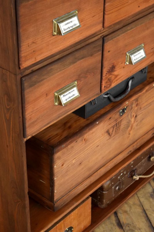 Schubladenschrank Regal mit vielen Kisten u. Koffern Antik Vintage Alt
