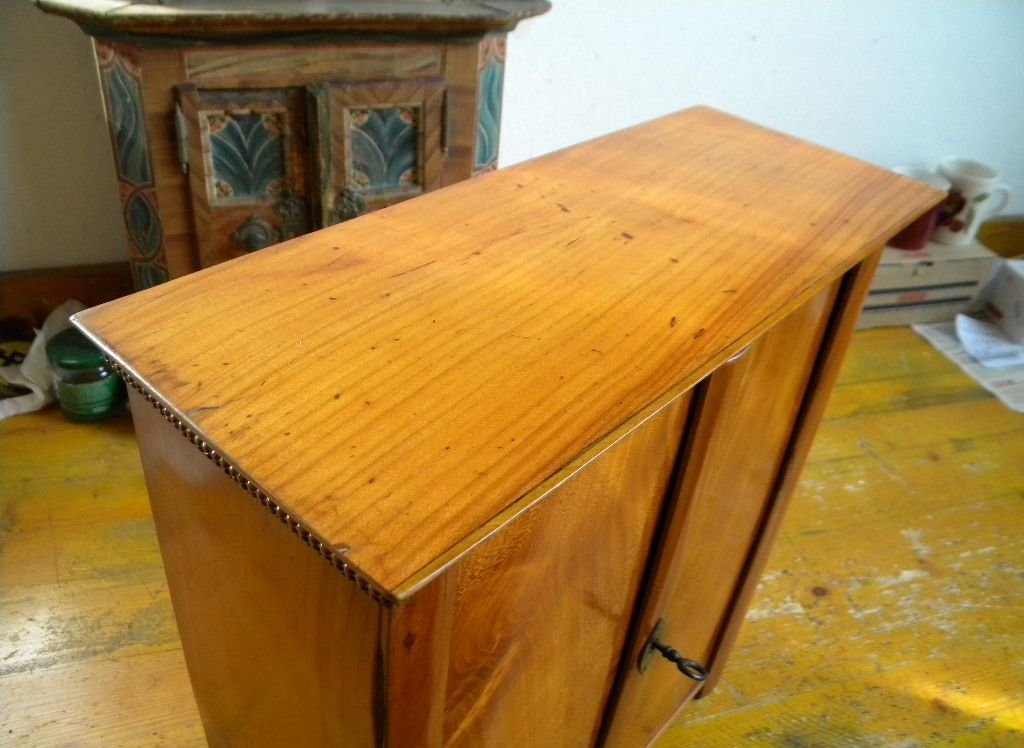 1830 orig. Biedermeier KIRSCHE MODELLSCHRANK MINIATURMÖBEL