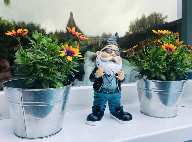 Gartenzwerg Rocker Hipster mit Peace Kette handbemalt und wetterfest Rap Figur