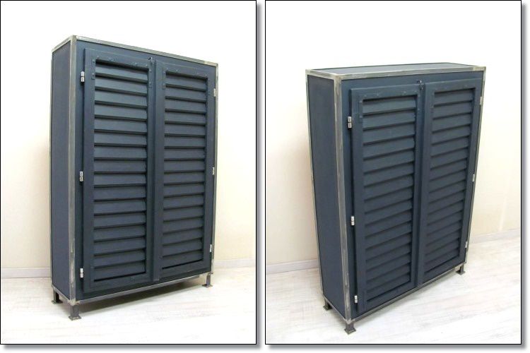 Schrank im Industrie-Design Lamellentüren Fabrikdesign Massivholz Eisen