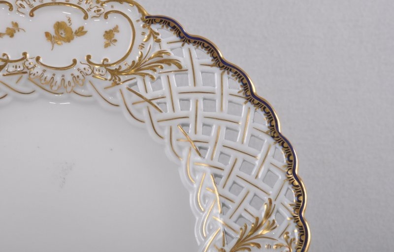 Dekor A Kante, Goldrand Form runder Teller mit durchbrochener Fahne