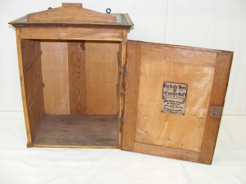 schöner alter Schrank, Vorratsschrank, Holzschrank, Wandschrank