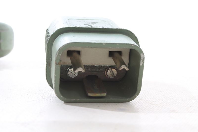 1x alter Stecker für Steckdose grün old vintage Feuchtraum Grimma
