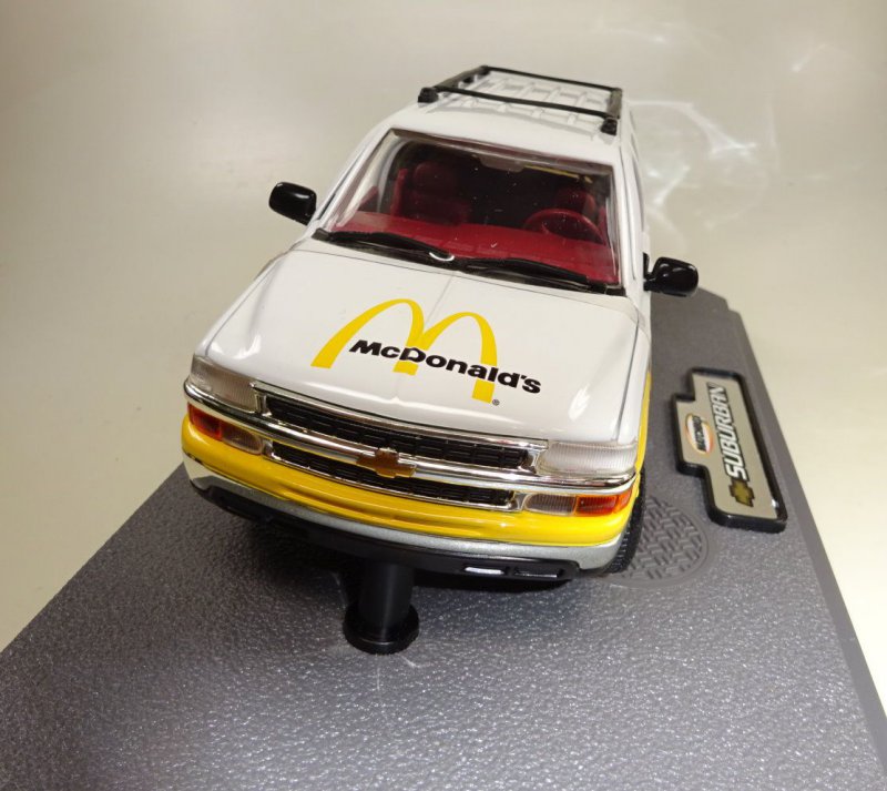 2000 Matchbox Collectibles McDonalds 2000 Chevy Suburban 1