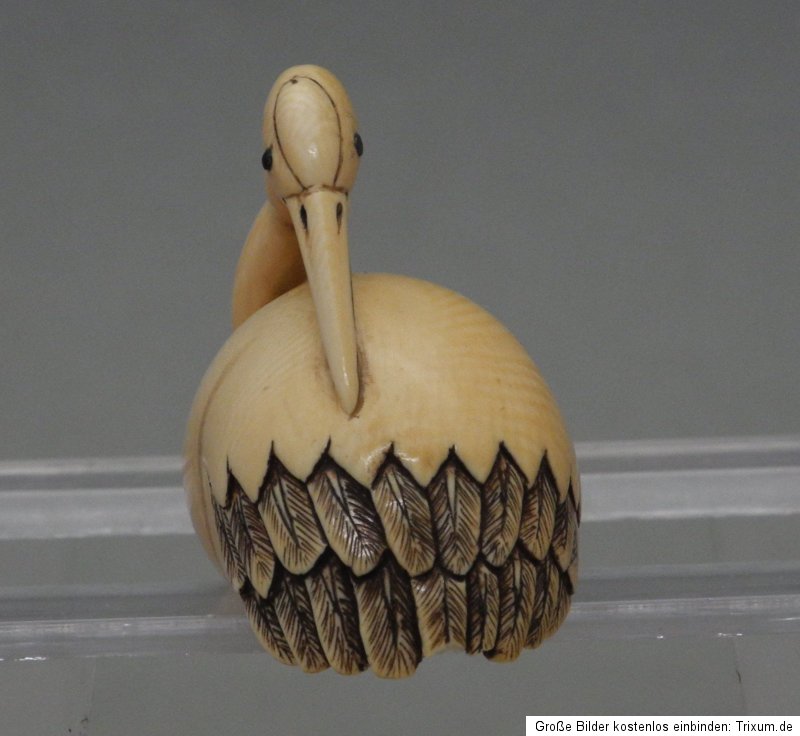 Netsuke aus Bein  Tsuru / Kranich  Alter ??, signiert, 30,6 Gramm