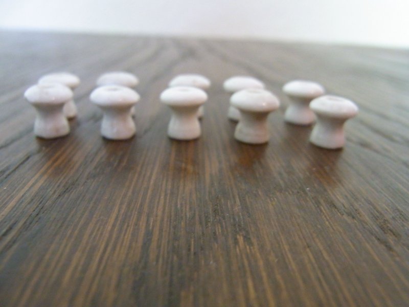 10 alte Porzellan-Knöpfe für Kaufladen Kaufmannsladen 1x1cm lang