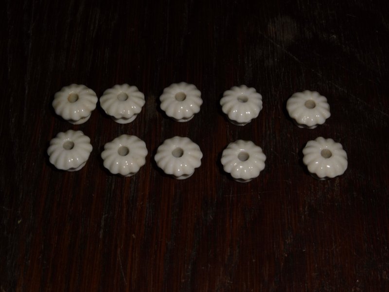 10 alte Porzellan-Knöpfe für Kaufladen Kaufmannsladen 1x1cm lang