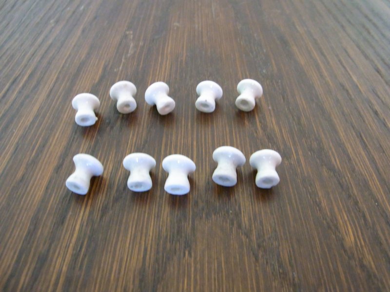 10 alte Porzellan-Knöpfe für Kaufladen Kaufmannsladen 1x1cm lang
