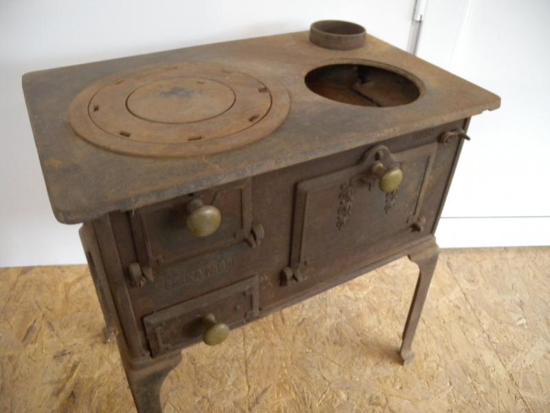 Kleiner alter Gussofen Herd Erika Nr. 99 Kanonenofen Antik Jugendstil